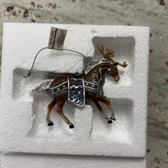 2005 The Trail of Painted Ponies Ornament "Reindeer Roundup" - Picture 9 of 10